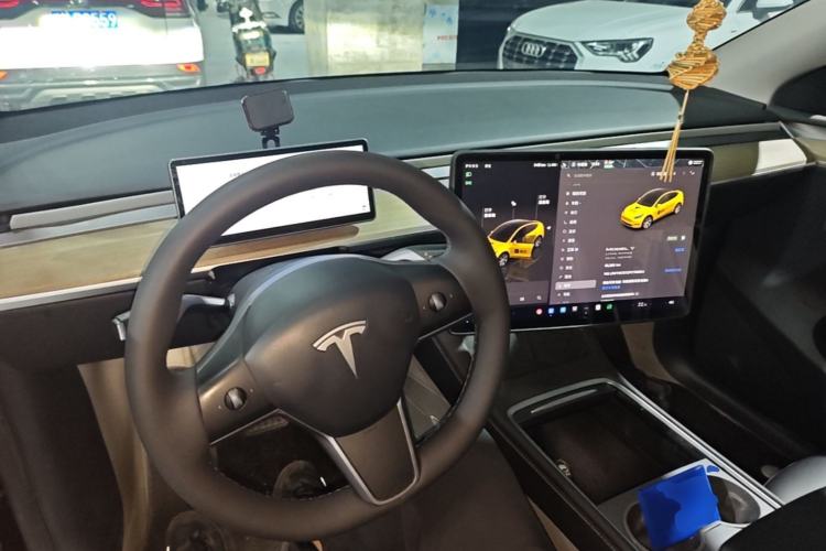Used Tesla Model Y 2023 Long-Range All-Wheel-Drive Version Center Console
