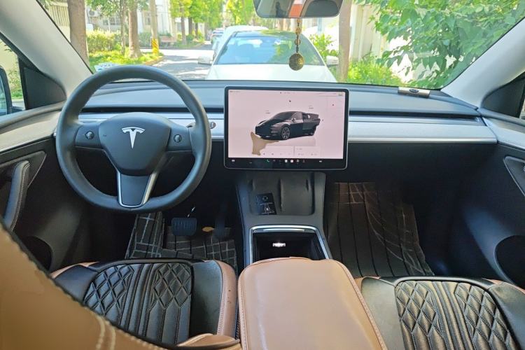 Used Tesla Model Y 2023 Long-Range All-Wheel-Drive Version Center Console
