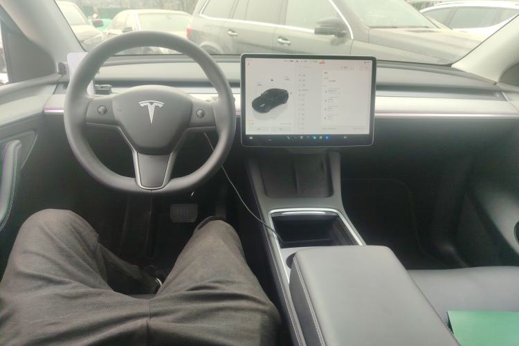 Used Tesla Model Y 2023 Long-Range All-Wheel-Drive Version Center Console