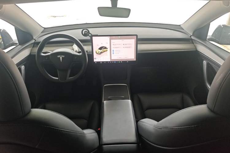 Used Tesla Model Y 2023 Long-Range All-Wheel-Drive Version Center Console