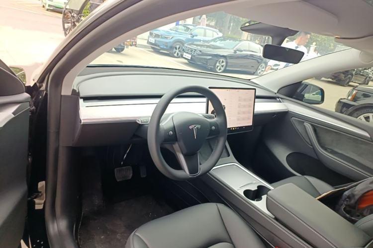 Used Tesla Model Y 2023 Rear-Wheel-Drive Version Center Console