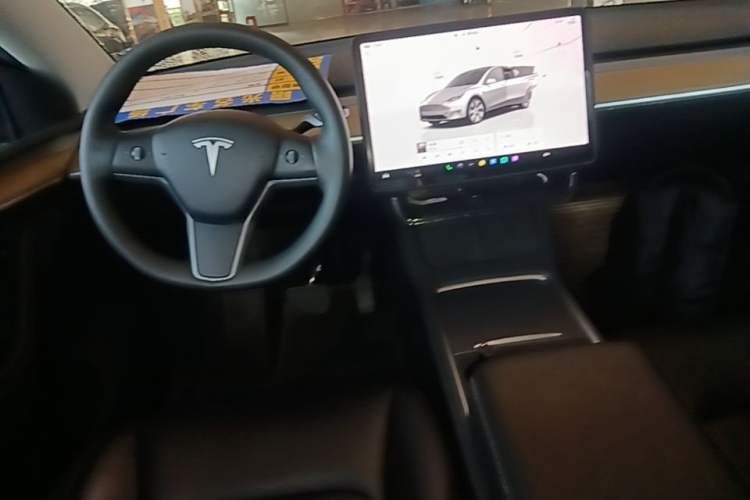 Used Tesla Model Y 2023 Long-Range All-Wheel-Drive Version Center Console