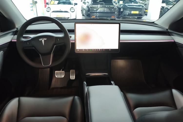 Used Tesla Model Y 2023 Long-Range All-Wheel-Drive Version Center Console
