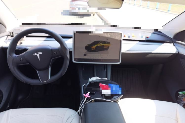 Used Tesla Model Y 2023 Long-Range All-Wheel-Drive Version Center Console