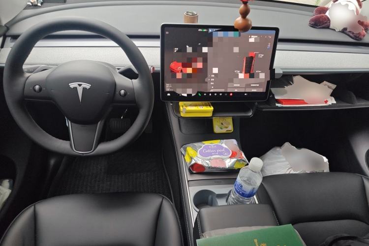 Used Tesla Model Y 2023 Long-Range All-Wheel-Drive Version Center Console