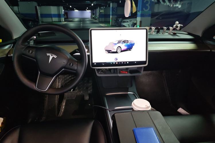 Used Tesla Model Y 2023 Long-Range All-Wheel-Drive Version Center Console