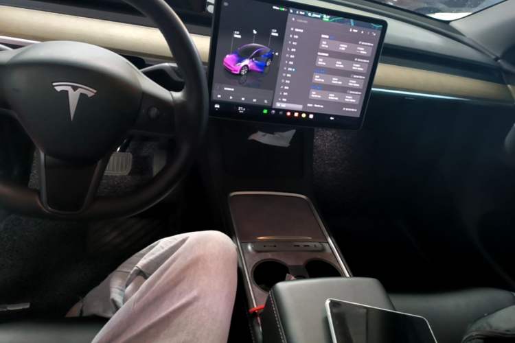 Used Tesla Model Y 2023 Rear-Wheel-Drive Version Center Console