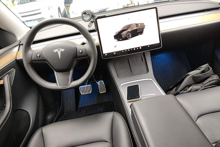 Used Tesla Model Y 2023 Long-Range All-Wheel-Drive Version Center Console