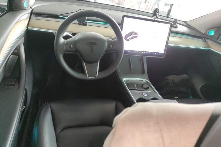 Used Tesla Model Y 2023 Long-Range All-Wheel-Drive Version Center Console