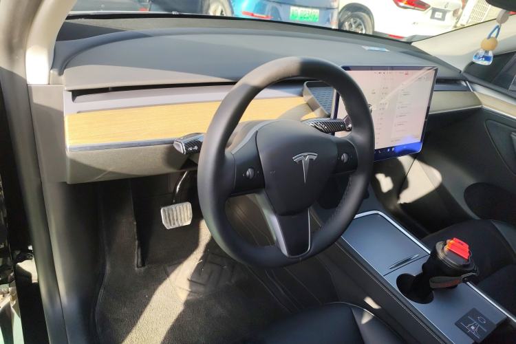 Used Tesla Model Y 2023 Long-Range All-Wheel-Drive Version Center Console