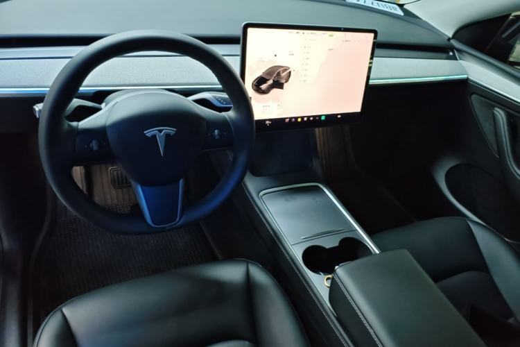 Used Tesla Model Y 2023 Long-Range All-Wheel-Drive Version Center Console