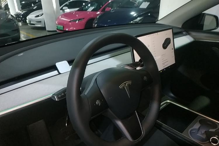 Used Tesla Model Y 2023 Long-Range All-Wheel-Drive Version Center Console