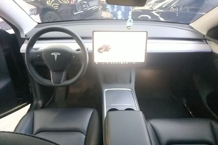Used Tesla Model Y 2023 Long-Range All-Wheel-Drive Version Center Console