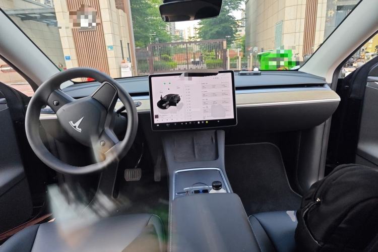 Used Tesla Model Y 2023 Long-Range All-Wheel-Drive Version Center Console