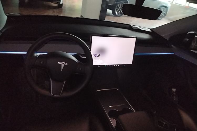 Used Tesla Model Y 2023 Long-Range All-Wheel-Drive Version Center Console