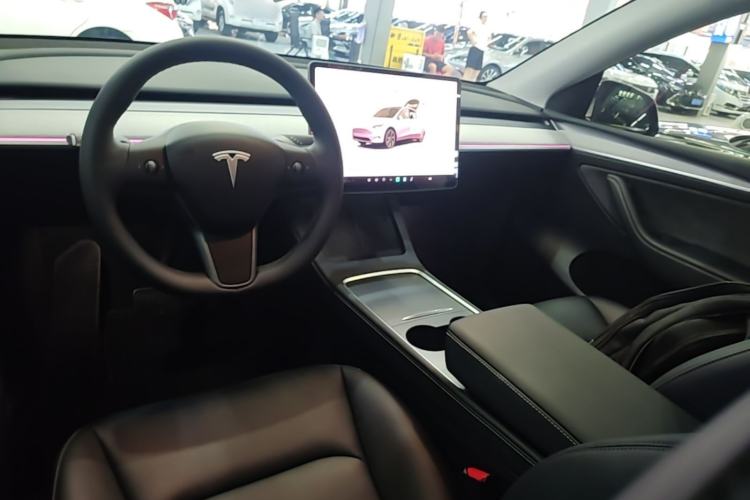 Used Tesla Model Y 2023 Rear-Wheel-Drive Version Center Console