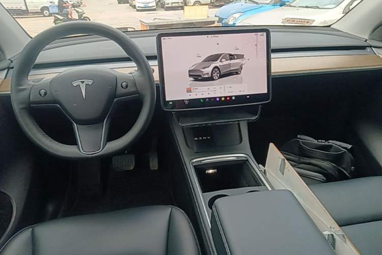 Used Tesla Model Y 2023 Long-Range All-Wheel-Drive Version Center Console