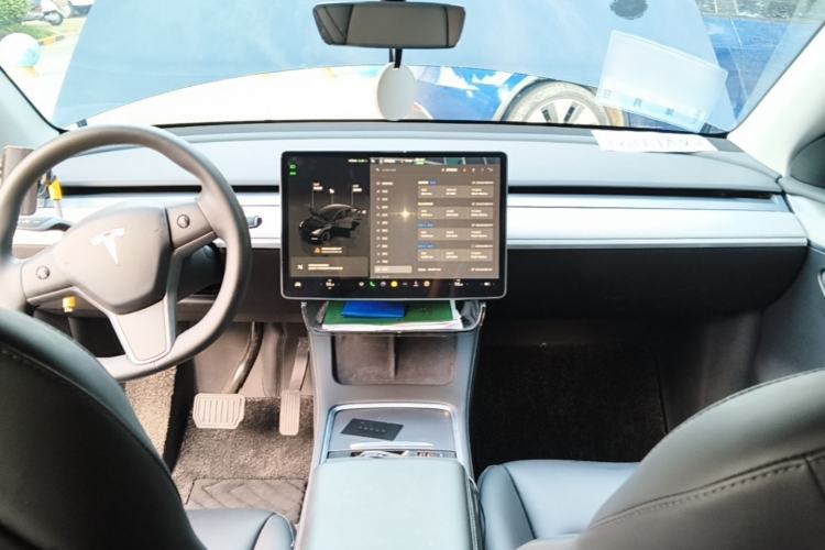 Used Tesla Model Y 2023 Long-Range All-Wheel-Drive Version Center Console