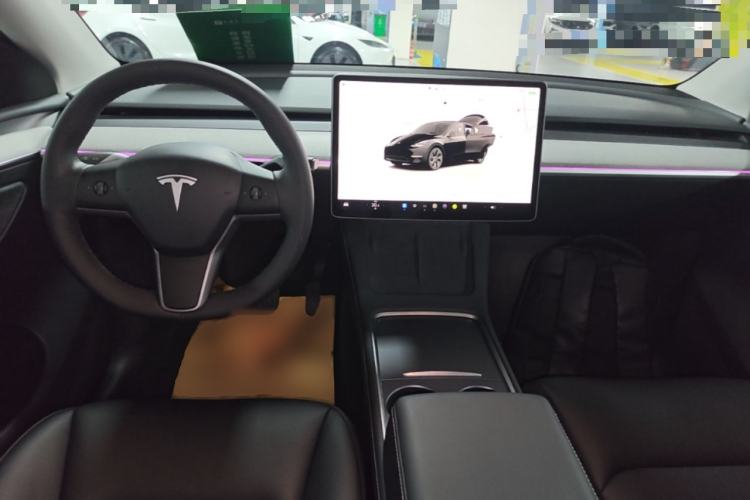 Used Tesla Model Y 2023 Long-Range All-Wheel-Drive Version Center Console