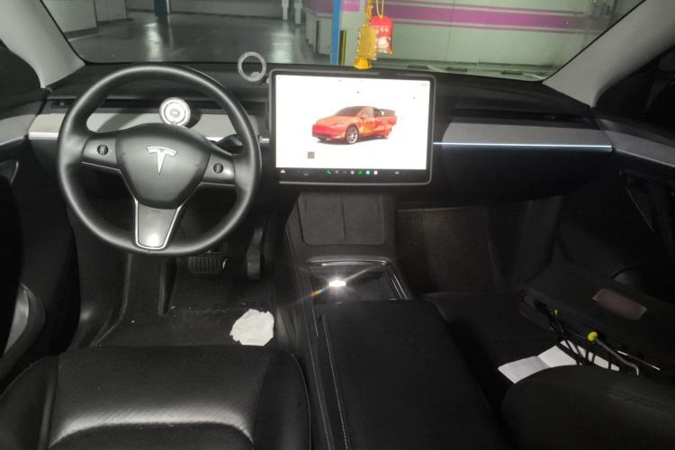 Used Tesla Model Y 2023 Long-Range All-Wheel-Drive Version Center Console