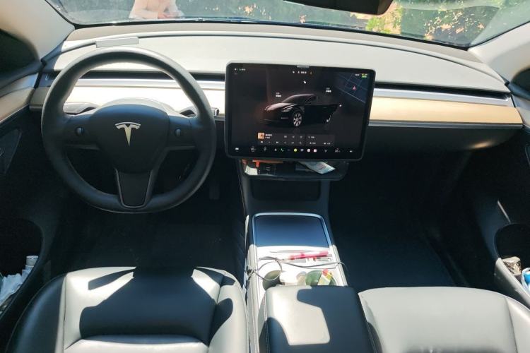 Used Tesla Model Y 2023 Long-Range All-Wheel-Drive Version Center Console