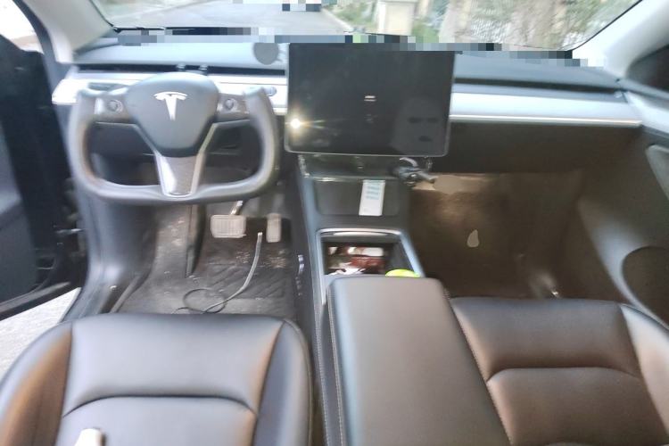 Used Tesla Model Y 2023 Long-Range All-Wheel-Drive Version Center Console