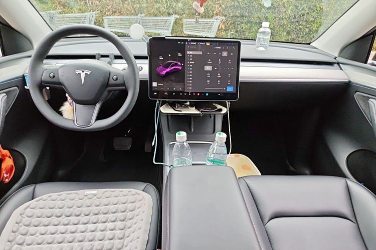 Used Tesla Model Y 2023 Long-Range All-Wheel-Drive Version Center Console