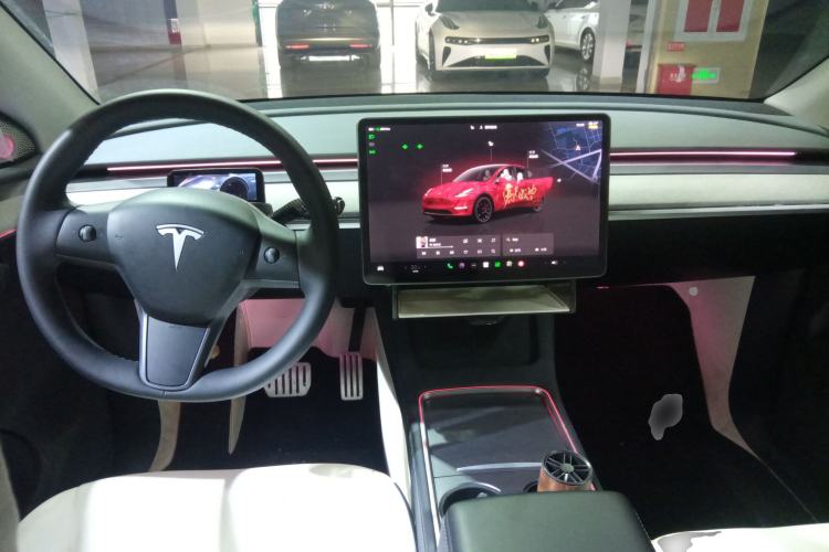 Used Tesla Model Y 2023 High-Performance All-Wheel-Drive Version Center Console