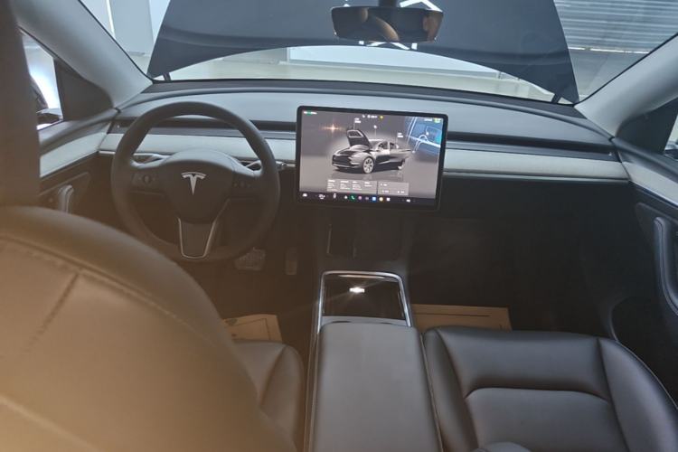 Used Tesla Model Y 2023 Long-Range All-Wheel-Drive Version Center Console