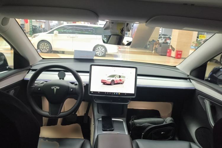 Used Tesla Model Y 2023 Long-Range All-Wheel-Drive Version Center Console