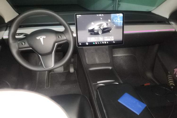 Used Tesla Model Y 2023 Long-Range All-Wheel-Drive Version Center Console