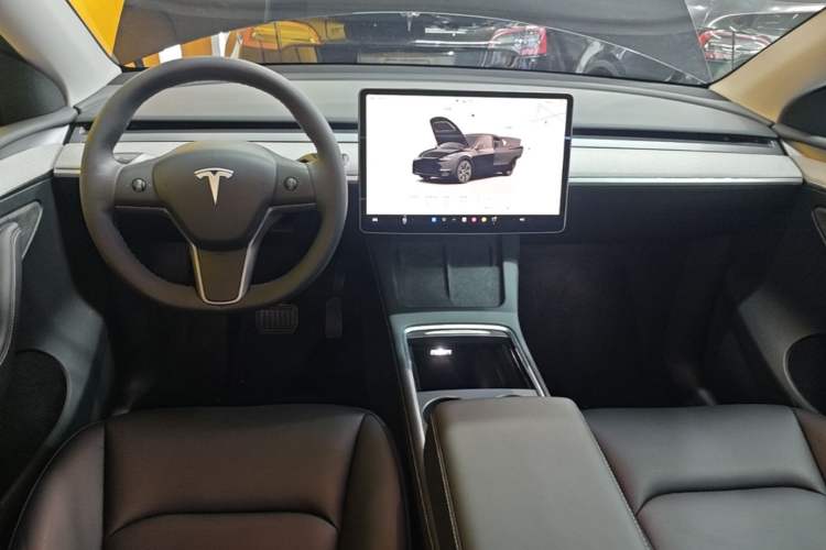 Used Tesla Model Y 2023 Long-Range All-Wheel-Drive Version Center Console