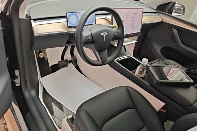 Used Tesla Model Y 2023 Long-Range All-Wheel-Drive Version Center Console