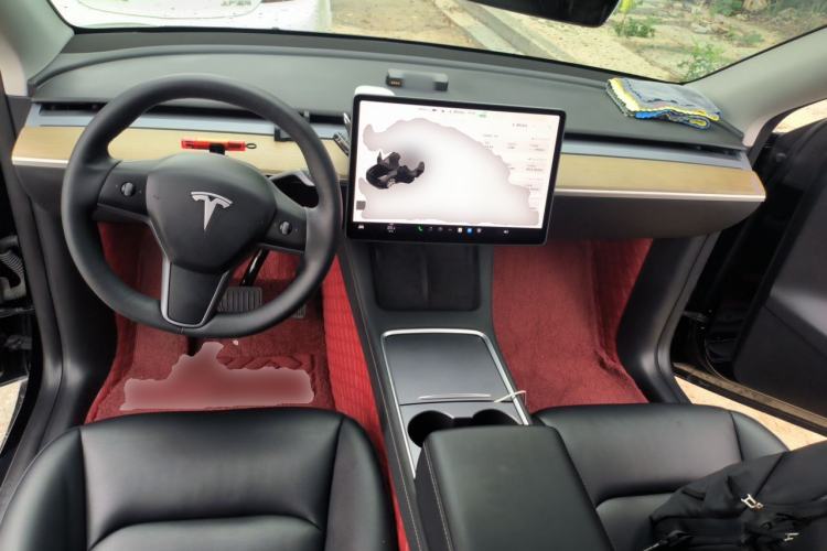 Used Tesla Model Y 2023 Long-Range All-Wheel-Drive Version Center Console