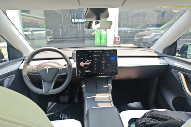 Used Tesla Model Y 2023 Long-Range All-Wheel-Drive Version Center Console
