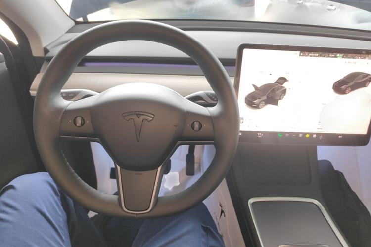 Used Tesla Model Y 2023 Long-Range All-Wheel-Drive Version Center Console