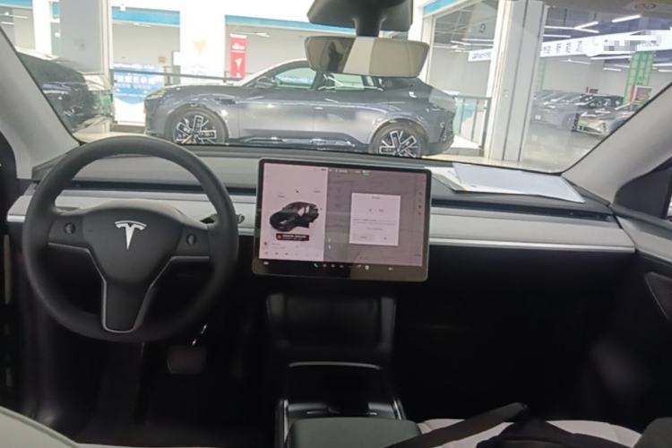 Used Tesla Model Y 2023 Long-Range All-Wheel-Drive Version Center Console