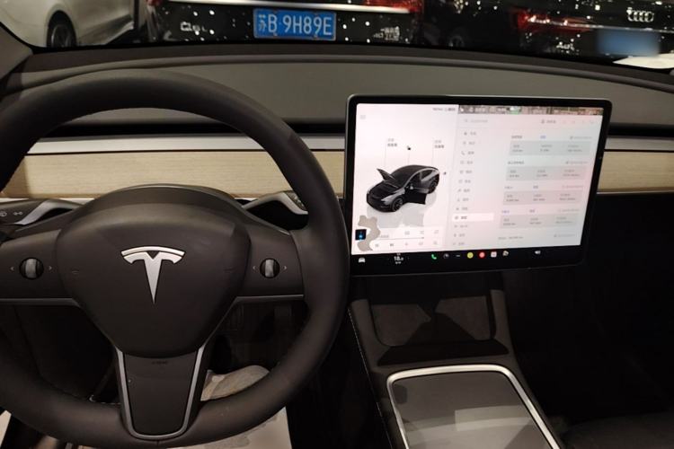 Used Tesla Model Y 2023 Long-Range All-Wheel-Drive Version Center Console