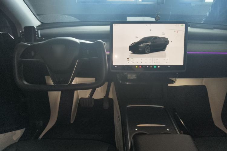 Used Tesla Model Y 2023 Long-Range All-Wheel-Drive Version Center Console