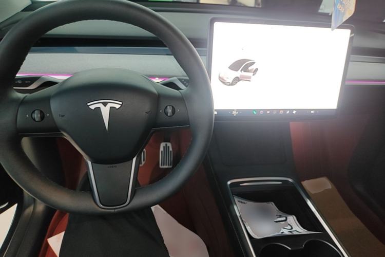 Used Tesla Model Y 2023 Long-Range All-Wheel-Drive Version Center Console