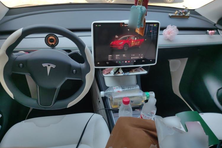 Used Tesla Model Y 2023 Long-Range All-Wheel-Drive Version Center Console