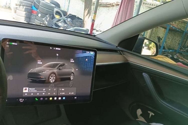 Used Tesla Model Y 2023 Long-Range All-Wheel-Drive Version Center Console