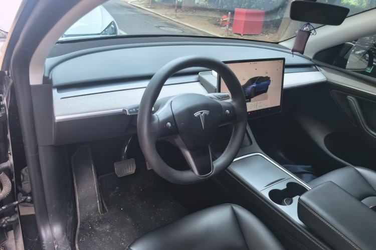 Used Tesla Model Y 2023 Long-Range All-Wheel-Drive Version Center Console