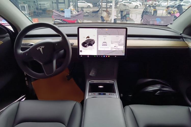 Used Tesla Model Y 2023 Long-Range All-Wheel-Drive Version Center Console