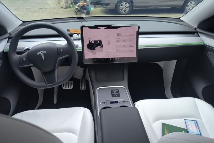 Used Tesla Model Y 2023 High-Performance All-Wheel-Drive Version Center Console