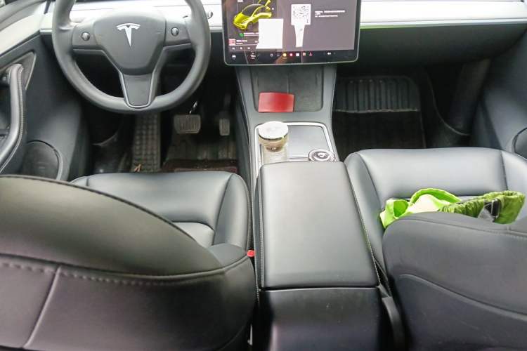 Used Tesla Model Y 2023 Rear-Wheel-Drive Version Center Console