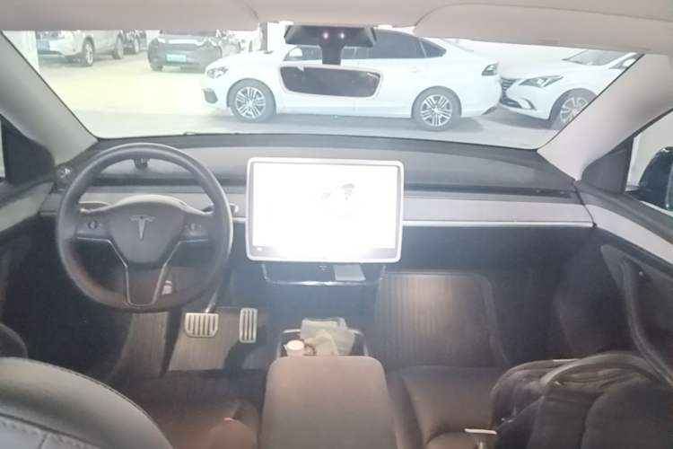Used Tesla Model Y 2023 Long-Range All-Wheel-Drive Version Center Console