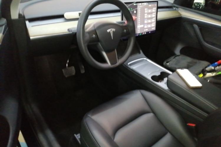 Used Tesla Model Y 2023 Long-Range All-Wheel-Drive Version Center Console