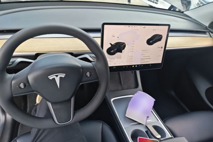 Used Tesla Model Y 2023 Long-Range All-Wheel-Drive Version Center Console