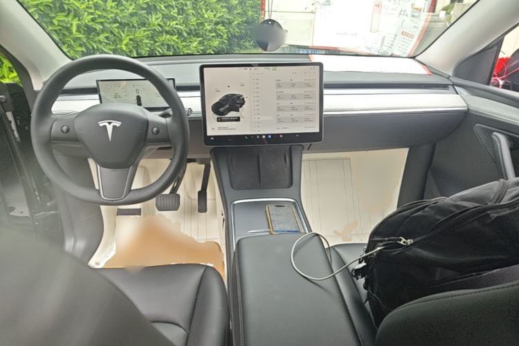Used Tesla Model Y 2023 Long-Range All-Wheel-Drive Version Center Console